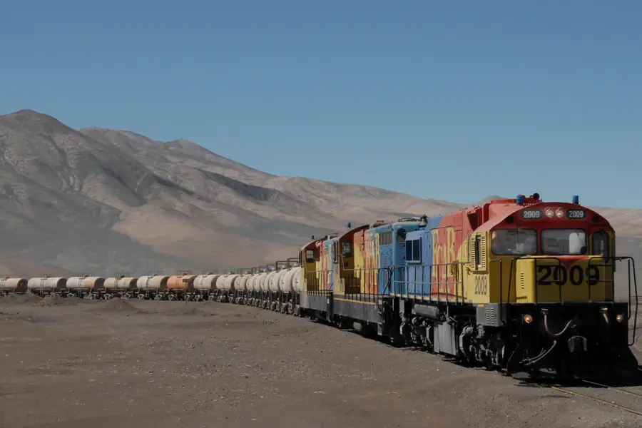Tren de carga cruzando el desierto andino hacia la costa del Pacífico