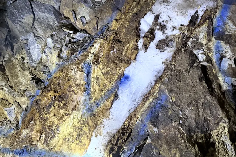 Veta mineralizada marcada para muestreo por canales